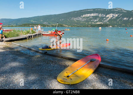 Strand / am Strand am See Conjux (Port de Conjux) – auf See du Bourget (Lac Du Bourget) in Savoyen, Frankreich. Stockfoto