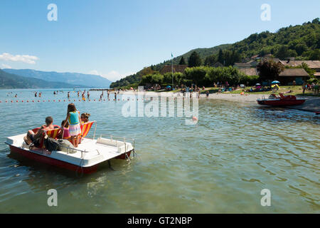 Strand / am Strand am See Conjux (Port de Conjux) – auf See du Bourget (Lac Du Bourget) in Savoyen, Frankreich. Stockfoto