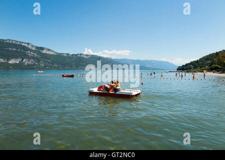 Strand / am Strand am See Conjux (Port de Conjux) – auf See du Bourget (Lac Du Bourget) in Savoyen, Frankreich. Stockfoto