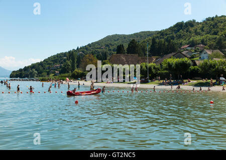 Strand / am Strand am See Conjux (Port de Conjux) – auf See du Bourget (Lac Du Bourget) in Savoyen, Frankreich. Stockfoto