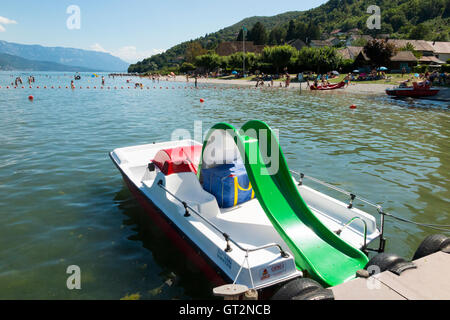 Tretboot mieten, am Strand / direkt am See von Conjux ( Port de Conjux ) – am Lake du Bourget (Lac Du Bourget) in Savoy, Frankreich. Stockfoto