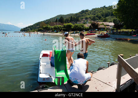 Tretboot mieten, am Strand / direkt am See von Conjux ( Port de Conjux ) – am Lake du Bourget (Lac Du Bourget) in Savoy, Frankreich. Stockfoto