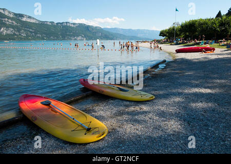 Strand / am Strand am See Conjux (Port de Conjux) – auf See du Bourget (Lac Du Bourget) in Savoyen, Frankreich. Stockfoto