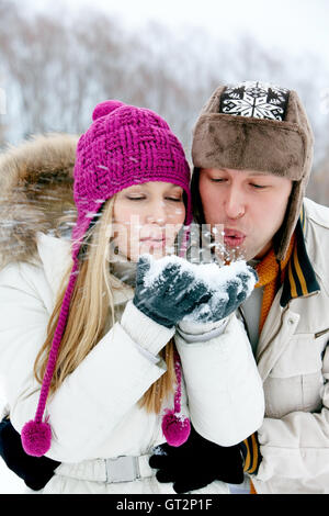 Schnee in Händen Stockfoto