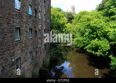 West-Mühle, Dean Village Water of Leith mit Holy Trinity Church in Hintergrund, Edinburgh, Schottland, Großbritannien Stockfoto