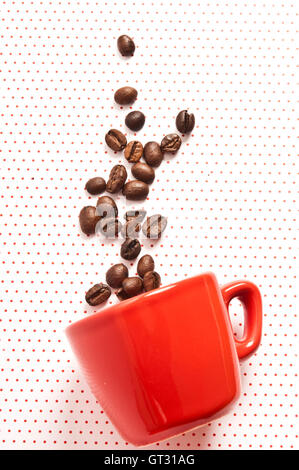 Red Cup für Espresso und Kaffee Bohnen, verschüttet und zerstreut, Kaffee Konzept Stockfoto