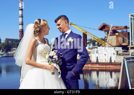 Braut und Bräutigam Hochzeitsfoto schießen im Hafen Stockfoto
