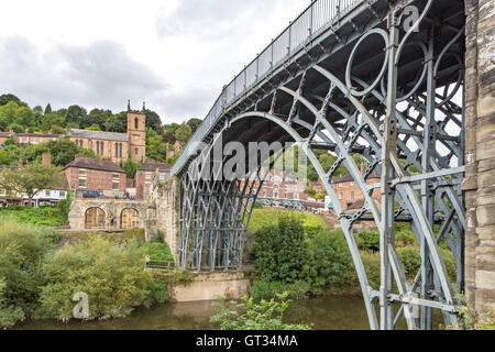 Die historischen Eisen-Brücke überquert den Fluss Severn in Shropshire Dorf von Ironbridge nahe Telford, England, UK Stockfoto