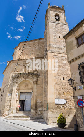 Touristen, die Eingabe der Iglesia de San Pedro, Cuenca, Castilla La Mancha, Spanien Stockfoto