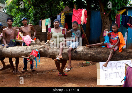 Chagos - 04.07.2012 - Mauritius - Familie von Meri Elysee zu Hause im Slum von Baie du Tombeau, Mauritius, mit einem Chagos-Flagge, Pässe und ein Demo-Kartell für Rückgaberecht - Olivier Goujon / Le Pictorium Stockfoto