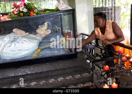 Chagos - 04.07.2012 - Mauritius - betende Chagos Flüchtling an der Kirche, Baie du Tombeau, Mauritius - Olivier Goujon / Le Pictorium Stockfoto