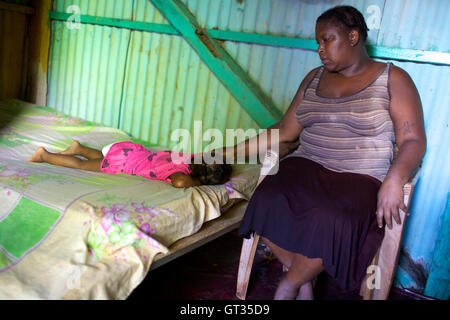 Chagos - 04.04.2012 - Mauritius - Meri-Elysee und Tochter in ihre kleine Wohnung im Baie du Tombeau Slum - Olivier Goujon / Le Pictorium Stockfoto