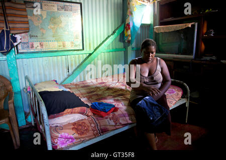 Chagos - 04.04.2012 - Mauritius - Meri Elysee in ihrem Schlafzimmer, Baie du Tombeau, Mauritius - Olivier Goujon / Le Pictorium Stockfoto