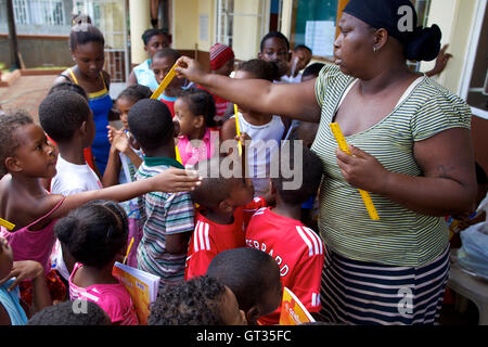 Chagos - 04.07.2012 - Mauritius - Meri Elysee hilft bei einer Verteilung auf die Chagos-Schule der Baie du Tombeau, Mauritius - Olivier Goujon / Le Pictorium Stockfoto