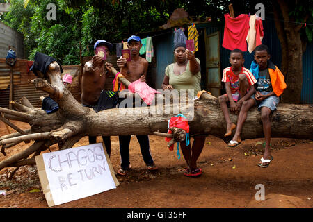 Chagos - 04.07.2012 - Mauritius - Familie von Meri Elysee zu Hause im Slum von Baie du Tombeau, Mauritius, mit einem Chagos-Flagge und ein Demo-Kartell für Rückgaberecht - Olivier Goujon / Le Pictorium Stockfoto