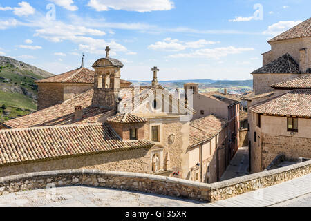 Blick über den alten Convento de Las Carmelitas Descalzas und Iglesia de San Pedro, Cuenca, Castilla La Mancha, Spanien Stockfoto