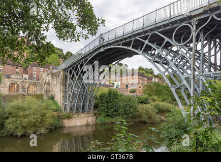 Die historischen Eisen-Brücke überquert den Fluss Severn in Shropshire Dorf von Ironbridge nahe Telford, England, UK Stockfoto