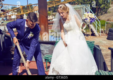 Braut und Bräutigam am Tag der Hochzeit Spaß im Hafen Stockfoto