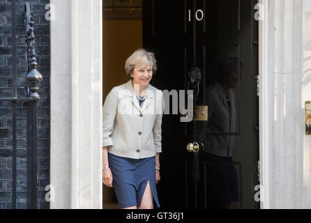 Herr Ministerpräsident, Theresa May, lässt die Tür der Nummer 10 Downing street Stockfoto