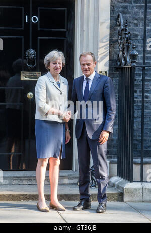 Britischer Premierminister Theresa kann (L) begrüßt Präsident des Europäischen Rates, Donald Tusk, 10 Downing Street in London Stockfoto