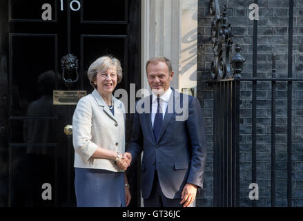 Britischer Premierminister Theresa kann (L) begrüßt Präsident des Europäischen Rates, Donald Tusk, 10 Downing Street in London Stockfoto