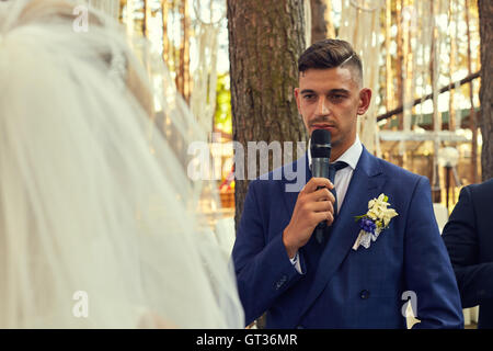 Bräutigam betrachtet eine Braut mit Liebe als Sie erzählte seinen Eid Stockfoto