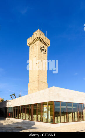 Der Turm von Mangana und überdachte Ausgrabungsstätte in Plaza de Mangana, Cuenca, Castilla La Mancha, Spanien Stockfoto