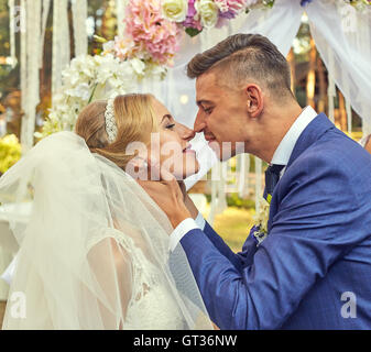 Brautpaar küssen während der Hochzeitszeremonie Stockfoto