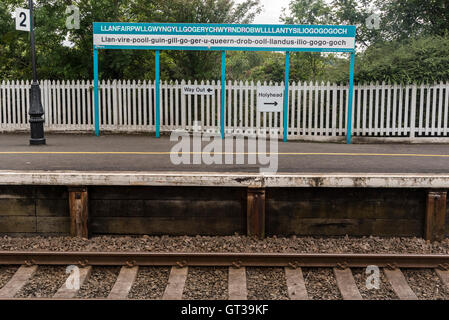 Die Station mit dem längsten Namen wenn der Welt. Llanfairpwllgwtngllogegerychwyrndrobwllllantysiliogogogoch. Anglesey Nordwales Stockfoto