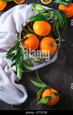 Mandarinen mit Blättern Stockfoto