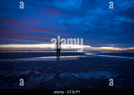 Ein weiterer Ort von Antony Gormley, Crosby Strand, Merseyside, UK Stockfoto