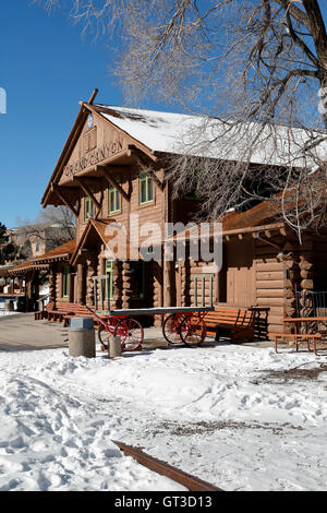 Santa Fe Depot (Grand Canyon Railroad Station) im Winter, das Dorf, Grand Canyon National Park, Arizona USA Stockfoto