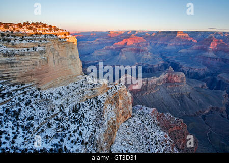 Verschneiten Klippen und Schluchten von Maricopa Point, Grand Canyon National Park, Arizona USA Stockfoto