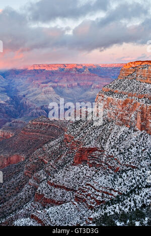 Verschneiten Klippen und Schluchten von Rim Trail im Village, Grand Canyon National Park, Arizona USA Stockfoto