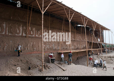 Huaca De La Luna ("Tempel/Schrein des Mondes") ist ein großer Adobe Ziegel Bauwerk vor allem durch die Moche Leute von Nord-Peru. Zusammen mit der Huaca del Sol gehört der Huaca De La Luna Huacas de Moche, die die Reste einer alten Moche-Hauptstadt genannt Cerro Blanco, durch die vulkanische Gipfel mit dem gleichen Namen ist. Stockfoto