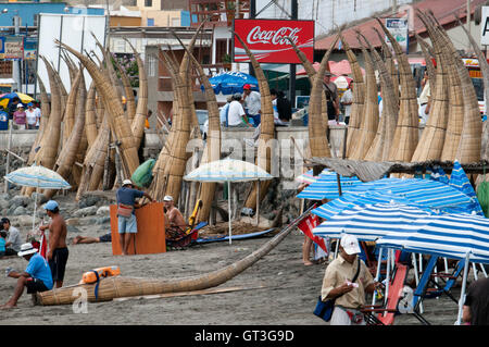 Huanchaco Beach, Caballitos de Totora, Reed Boote, in der Nähe von Trujillo Stadt, La Libertad, Peru Stockfoto
