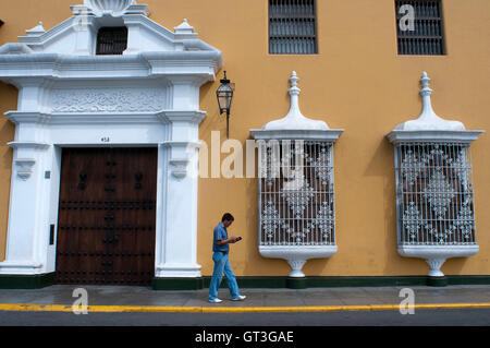 Trujillo Stadt. Traditionelle Architektur. Koloniale Kunst. Elegante Fassaden, Holzbalkonen und Pastelltöne sind typisch für die kolonialen Villen auf der Plaza de Armas in Trujillo, Peru Stockfoto