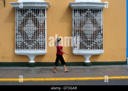 Trujillo Stadt. Traditionelle Architektur. Koloniale Kunst. Elegante Fassaden, Holzbalkonen und Pastelltöne sind typisch für die kolonialen Villen auf der Plaza de Armas in Trujillo, Peru Stockfoto