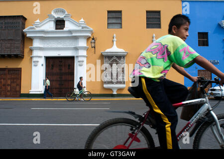 Trujillo Stadt. Traditionelle Architektur. Koloniale Kunst. Elegante Fassaden, Holzbalkonen und Pastelltöne sind typisch für die kolonialen Villen auf der Plaza de Armas in Trujillo, Peru Stockfoto
