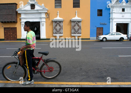 Trujillo Stadt. Traditionelle Architektur. Koloniale Kunst. Elegante Fassaden, Holzbalkonen und Pastelltöne sind typisch für die kolonialen Villen auf der Plaza de Armas in Trujillo, Peru Stockfoto