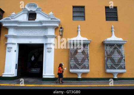 Trujillo Stadt. Traditionelle Architektur. Koloniale Kunst. Elegante Fassaden, Holzbalkonen und Pastelltöne sind typisch für die kolonialen Villen auf der Plaza de Armas in Trujillo, Peru Stockfoto