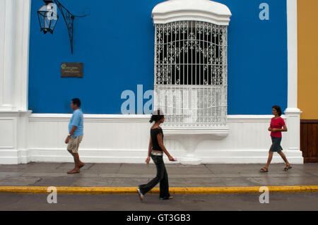 Trujillo Stadt. Traditionelle Architektur. Koloniale Kunst. Elegante Fassaden, Holzbalkonen und Pastelltöne sind typisch für die kolonialen Villen auf der Plaza de Armas in Trujillo, Peru Stockfoto