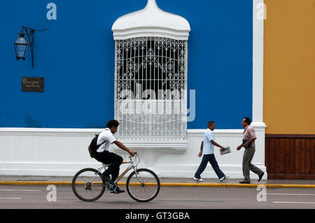 Trujillo Stadt. Traditionelle Architektur. Koloniale Kunst. Elegante Fassaden, Holzbalkonen und Pastelltöne sind typisch für die kolonialen Villen auf der Plaza de Armas in Trujillo, Peru Stockfoto