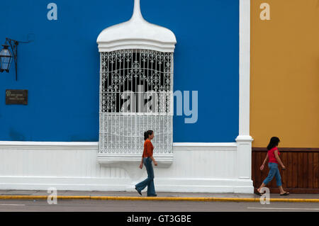Trujillo Stadt. Traditionelle Architektur. Koloniale Kunst. Elegante Fassaden, Holzbalkonen und Pastelltöne sind typisch für die kolonialen Villen auf der Plaza de Armas in Trujillo, Peru Stockfoto