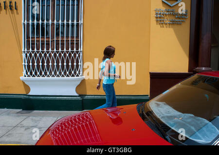 Trujillo Stadt. Traditionelle Architektur. Koloniale Kunst. Elegante Fassaden, Holzbalkonen und Pastelltöne sind typisch für die kolonialen Villen auf der Plaza de Armas in Trujillo, Peru Stockfoto