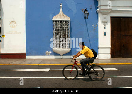 Trujillo Stadt. Traditionelle Architektur. Koloniale Kunst. Elegante Fassaden, Holzbalkonen und Pastelltöne sind typisch für die kolonialen Villen auf der Plaza de Armas in Trujillo, Peru Stockfoto