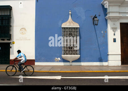 Trujillo Stadt. Traditionelle Architektur. Koloniale Kunst. Elegante Fassaden, Holzbalkonen und Pastelltöne sind typisch für die kolonialen Villen auf der Plaza de Armas in Trujillo, Peru Stockfoto
