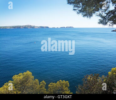 Zwei aufstehen Paddler am blauen Meer an einem sonnigen Tag in Mallorca, Spanien. Stockfoto