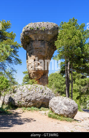 Durch Erosion geformte Felsformation namens El Tormo Alto in La Ciudad Encantada in der Nähe von Cuenca, Castilla La Mancha, Spanien Stockfoto