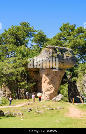 Touristen erkunden Felsformationen geprägt durch Erosion in La Ciudad Encantada in der Nähe von Cuenca, Spanien Stockfoto